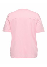 Lihtne heleroosa lühikeste varrukatega T-särk, nähtav tagant, horisontaalse õmbluse detailiga üle ülemise selja.