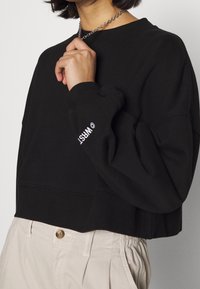 WRSTBHVR Sudadera - black