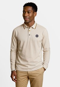 Lichtbeige polo shirt met lange mouwen en een kraag, voorzien van een logoplek, gele knopen en gestreepte accenten op de rand van de kraag.
