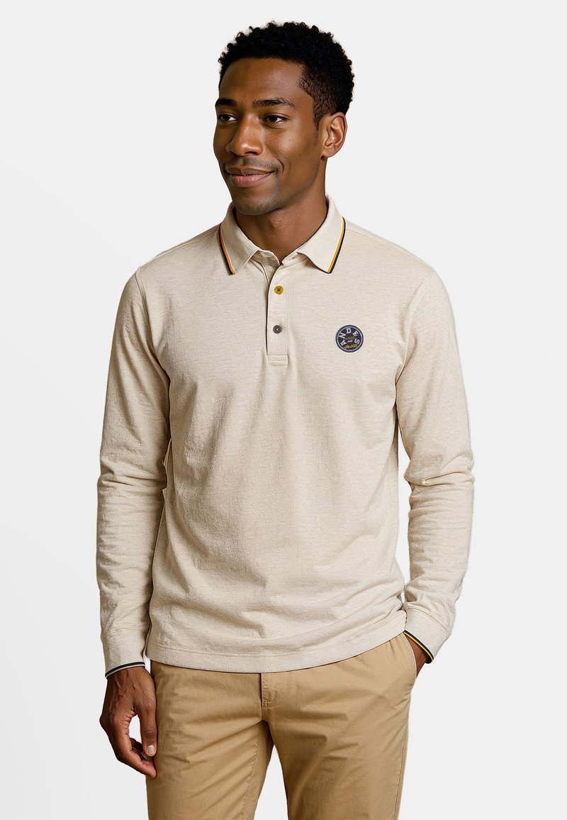 Lichtbeige polo shirt met lange mouwen en een kraag, voorzien van een logoplek, gele knopen en gestreepte accenten op de rand van de kraag.
