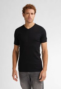 Tricou negru cu mânecă scurtă, design cu decolteu în V, realizat dintr-un material neted și moale, cu o formă ajustată și detalii de cusătură minime.