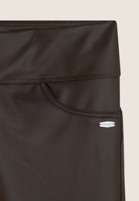 Leggings marroni a vita alta realizzati in materiale elasticizzato, dotati di una tasca laterale e di una placca argentata con il logo "FREDDY". Texture liscia con dettagli di cucitura.