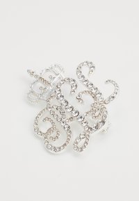 Sølv brosje belagt med rhinestone, med intrikate svungne linjer og et krone-design, som fremhever reflekterende overflater og detaljert håndverk.