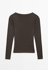 Chemise cintrée à manches longues gris foncé avec un large col rond vue de dos sur fond blanc.