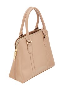 Beige faux læder håndtaske med struktureret form, dobbelt håndtag, guldfarvet hardware og synlige stikninger langs sømmene. Lukkes med lynlås i toppen.