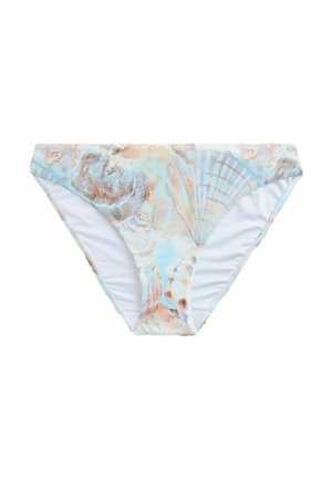 Dámske bikini nohavičky so vzorom morských mušlí v svetlomodrej a béžovej farbe na bielom materiáli, zobrazené položené na bielom pozadí.