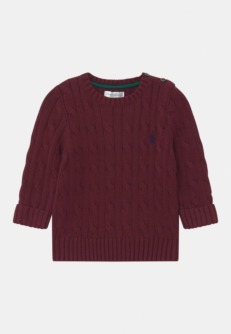 Pull bordeaux en tricot torsadé avec manches longues, poignets et ourlet côtelés, deux boutons sur l'épaule gauche, et petit logo sombre sur la poitrine.