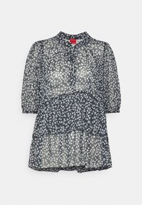 Blusa di un blu navy scuro con motivo floreale bianco, tessuto trasparente, scollo arricciato con lacci, maniche a tre quarti a sbuffo, design a strati.