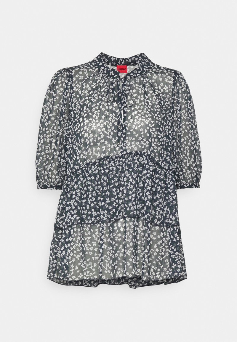 Mörkblå blus med vitt blommönster, genomskinligt tyg, rynkad hals med knytning, trekvartslånga puffärmar, lagerdesign.
