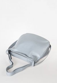 Hellblaues Lederhandtasche mit runder Form und verstellbarem Schulterriemen. Verfügt über einen Reißverschluss an der Oberseite für sicheren Stauraum.
