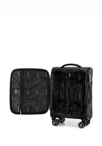 Černý pojízdný kufr s pevným designem, vybavený otevřeným interiérem s proužkovaným vzorem, popruhy pro upevnění věcí a hladkými kolečky.