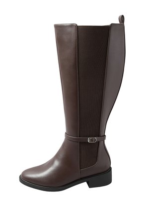 Ruske poluvisoke čizme s glatkim kožnim vanjskim dijelom, teksturiranim tkaninskim panelima, detaljima s podesivim kopčanjem i niskim kvadratnim potplatom.