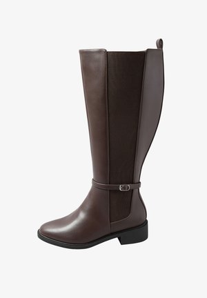 Bota marrón hasta la rodilla con exterior de cuero liso, paneles de tela texturizada, detalle de hebilla ajustable y un tacón bajo y cuadrado.