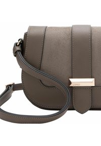 Borsa a tracolla in pelle sintetica grigia con finitura texture, hardware in metallo dorato e chiusura a pattina. Dotata di un design curvo e tracolla regolabile.