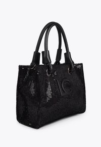 Sac à main en sequins noirs avec deux poignées en cuir noir, forme rectangulaire et logo embossé. Texture lisse avec des accents scintillants.