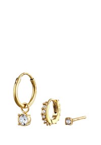 Guldtonet smykkesæt med to hoopsøreringe udsmykket med cubic zirconia og en studsørering, der fremhæver et strømlinet design og tekstur.