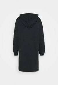 Robe longue à capuche noire avec manches longues et poignets côtelés, vue de dos sur fond blanc uni.