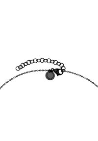 Schwarzes Metallkettchen-Armband mit einem Karabinerverschluss, das ein verstellbares Glieddesign und ein kleines rundes Etikett mit geprägtem Text aufweist.