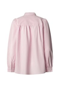 Heleroosa triibuline pluus, millel on pikad paatlisarnased varrukad ja seljal klapiga detail. Varustatud nööpidega mansettide ja klassikalise kraega.