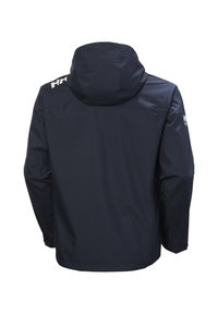 Marineblauwe waterdichte jas met capuchon, gekenmerkt door een gladde textuur, elastische manchetten en een logo op de linkerschouder. Achteraanzicht weergegeven.