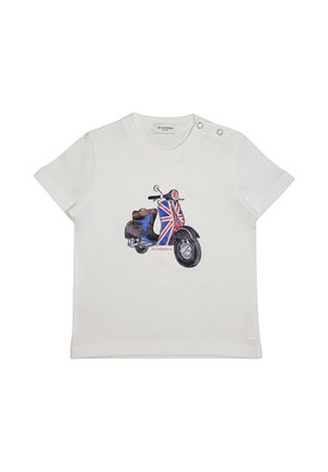 Maglietta bianca a maniche corte per bambino con stampa di uno scooter vintage con design della bandiera britannica e sedile marrone, due bottoni a pressione sulla spalla.