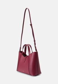 Bolsa de couro em burgundy com um design estruturado, duas alças e uma alça de ombro ajustável. Apresenta um logótipo discreto na frente.