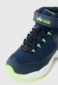 Námornícky modré detské tenisky s neonovo zelenými akcentmi, elastické šnúrky so sťahovacou šnúrkou a suchý zips označený "Lico" na členku.