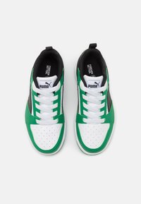 Sneaker in pelle verde e nera con accenti bianchi, punta perforata, lacci bianchi e interno nero. Logo Puma sulla linguetta.