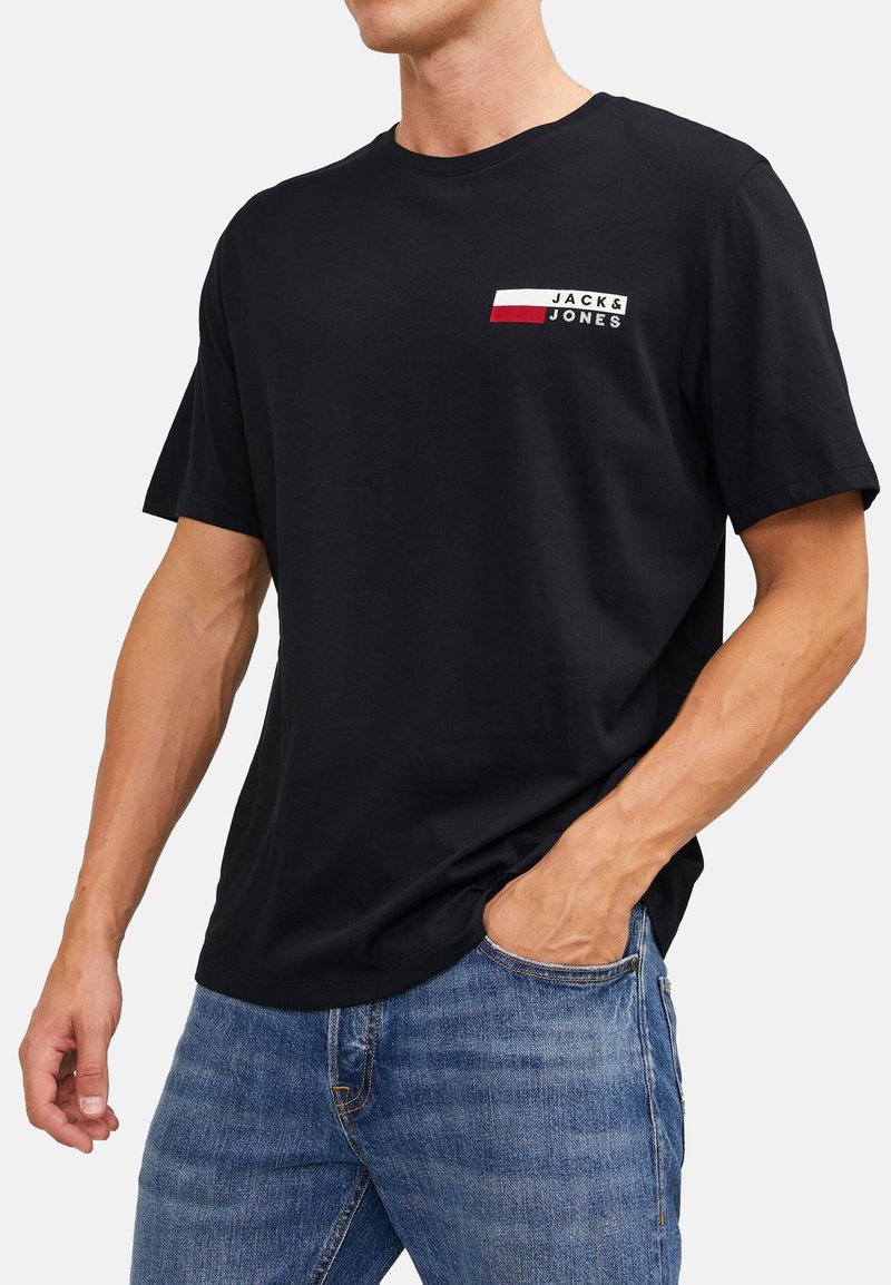 Schwarzes Baumwoll-T-Shirt mit kleinem weißen, roten und blauen Logo auf der Brust, kurzen Ärmeln und lockerer Passform.