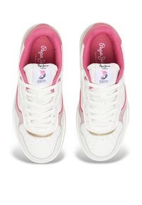 Sneakers bianchi con accenti rosa, caratterizzati da una punta perforata, un collare imbottito e un logo sulla linguetta. Inclusi lacci e soletta ammortizzata.