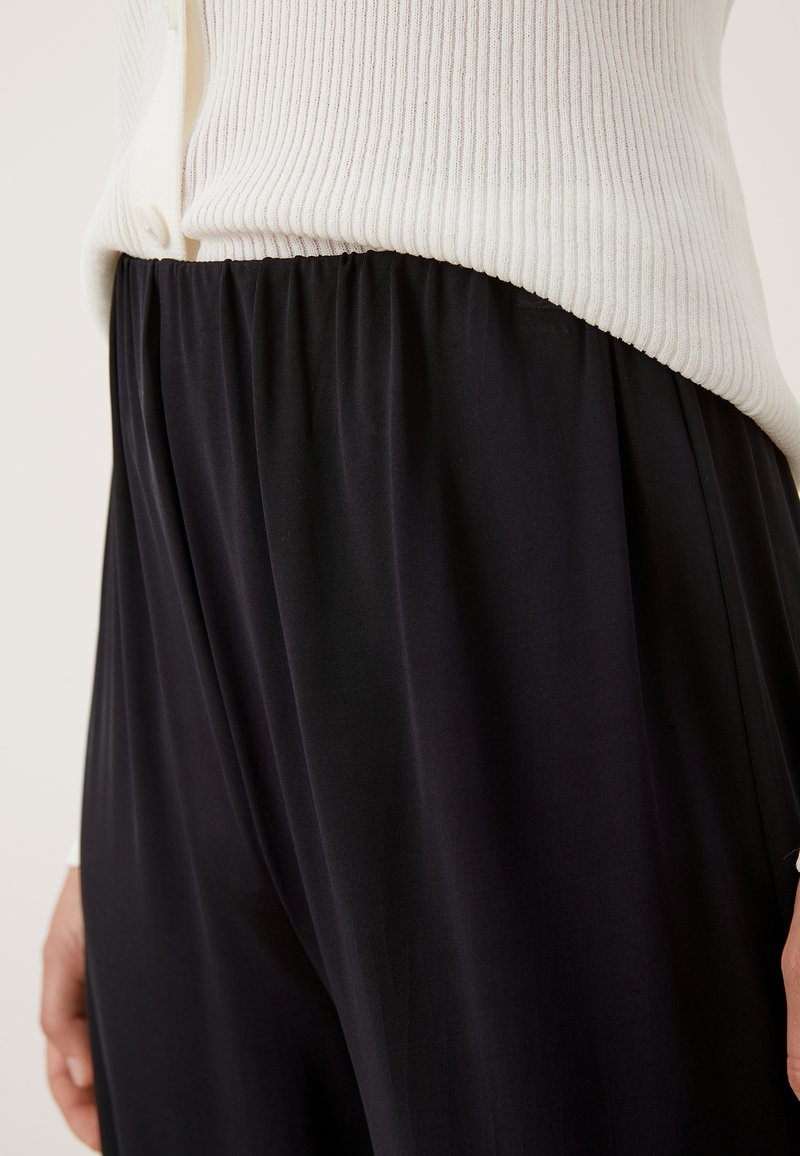Damen Jeansröcke | s.Oliver BLACK LABEL REGULAR WIDE LEG STRETCH Stoffhose black/schwarz - JN67721 Damen Jeansröcke | s.Oliver BLACK LABEL REGULAR WIDE LEG STRETCH Stoffhose black/schwarz - JN67721