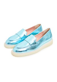 Metallisch hellblaue Loafers mit runder Zehenform, flacher weißer Sohle und glatter Textur; besitzen eine Falte über dem Obermaterial und ein sanftes rosa Innenfutter.