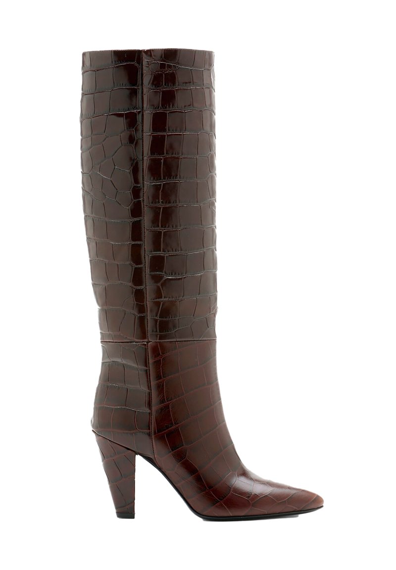 Bota de cuero marrón con estampado de cocodrilo, de caña alta y punta afilada, con un acabado texturizado. El tacón en forma de cono realza el diseño elegante.