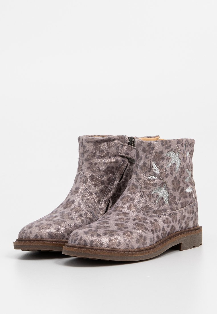 Graue Stiefel im Leopardenmuster mit glänzender Textur, ausgestattet mit silbernen Sternelementen und einem seitlichen Reißverschluss, abgerundet mit einer braunen Sohle.