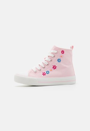 Rote High-Top-Sneaker aus Stoff, mit weißen Schnürsenkeln, einer weißen Gummisohle und bunten floralen Stickereien.