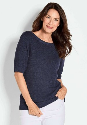 Marineblauer Strickpullover mit weitem Halsausschnitt, kurzen Ärmeln und gerippten Bündchen und Saum. Der Stoff wirkt weich mit einer dezenten Textur.