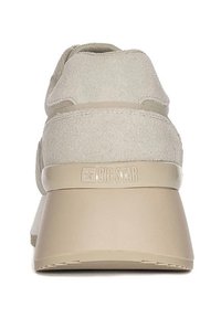 Beżowe zamszowe sneakersy z grubą, fakturowaną podeszwą. Posiadają gładki, błyszczący obcas oraz wytłoczone logo "BIG STAR". Okrągły wygląd noska.