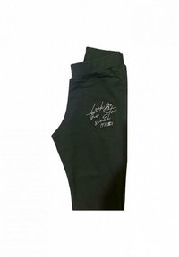 Pantaloni neri piegati con cintura elastica, con testo ricamato bianco "Cerca la Stella dal 1971" nell'area superiore della coscia.