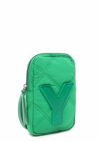 Groene gewatteerde tas met een grote transparante 'Y'-accent, zilveren rits en zijband. Gladde textuur met diamantenpatronen.