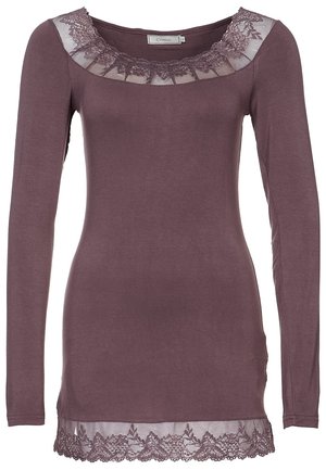 Langarmtop van zachte, mauve stof met een ronde halslijn. Heeft een kantvoering rond de hals en zoom, wat textuur en detail toevoegt.