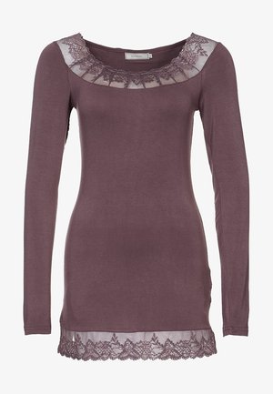 T-shirt à manches longues en tissu doux couleur mauve avec un col rond. Dispose de bordures en dentelle autour du cou et de l'ourlet, ajoutant de la texture et des détails.