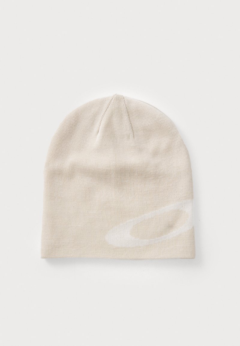 Beige striklædehat med en rund top, der har et diskret, stort hvidt logo-design. Blød tekstur og fleksibel pasform for komfort.