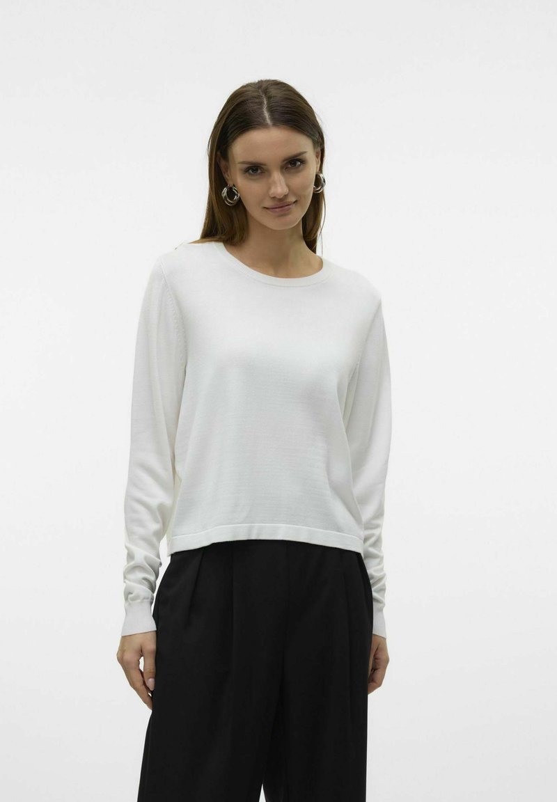Maglietta bianca a maniche lunghe in knit con scollatura rotonda e polsini a coste, caratterizzata da una vestibilità rilassata e una finitura liscia e leggermente texturizzata.