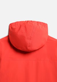 Chaqueta roja brillante con capucha ajustada, textura suave y una costura horizontal en la parte posterior. Diseño ligero y resistente al agua.