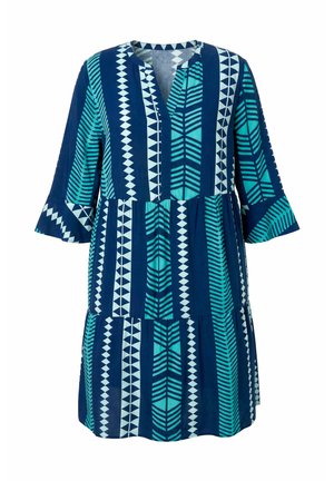 Modré a tyrkysové geometrické vzorované šaty ke kolenům s tříčtvrtečními zvonovými rukávy a rozparkem ve tvaru V na výstřihu.