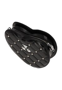 Sac en cuir matelassé noir de forme ronde, avec accents en perles et ferrures argentées. Comprend une fermeture à glissière supérieure et un design de surface texturé.