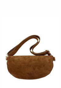 Brązowa torebka na ramię z zamszu o zakrzywionym kształcie. Posiada płaską przednią część, pasek na ramię oraz złote akcenty metalowe. Miękka tekstura na całej powierzchni.