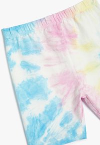 Tie-dye shorts i en glat, bomuldsstof med nuancer af blå, pink og gul samt en elastisk talje for komfort.