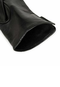 Guanto in pelle nera con texture morbida e finitura liscia, con un'apertura arrotondata e un bordo cucito. L'interno è in tessuto nero.