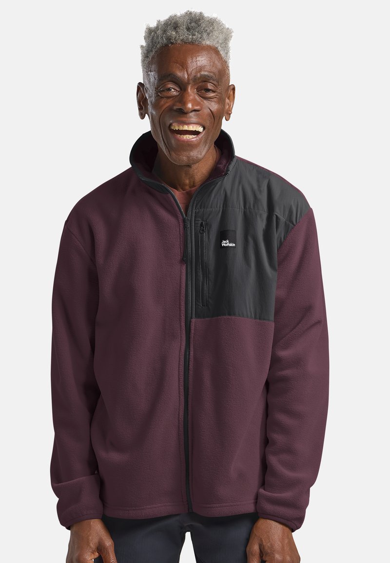 Fleece-Jacke in Bordeauxrot mit einem schwarzen strukturierten Einsatz und einer Reißverschlusstasche. Sie verfügt über einen hohen Kragen und lange Ärmel mit elastischen Bündchen.